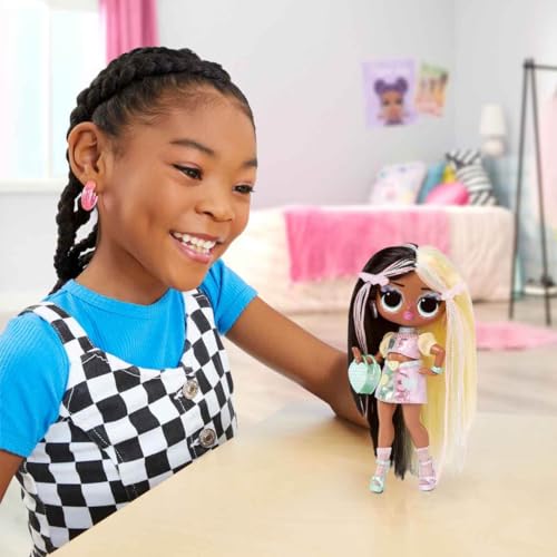 Fashion Doll with 15 Surprises and Accessories S603895
